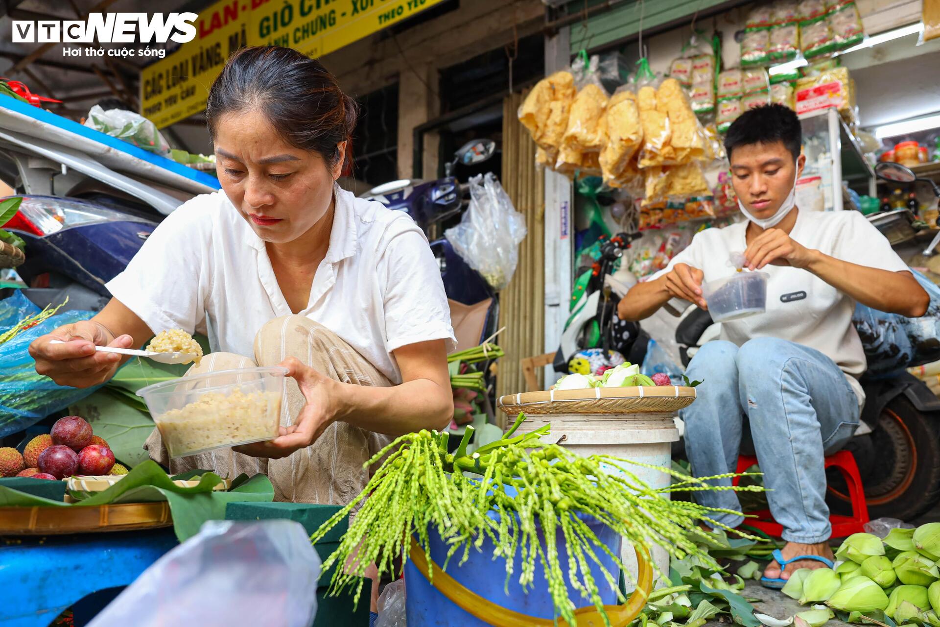 Bán cả trăm mâm cúng ngũ sắc trong ngày Tết Đoan ngọ- Ảnh 7. Bán cả trăm mâm cúng ngũ sắc trong ngày Tết Đoan ngọ- Ảnh 7.