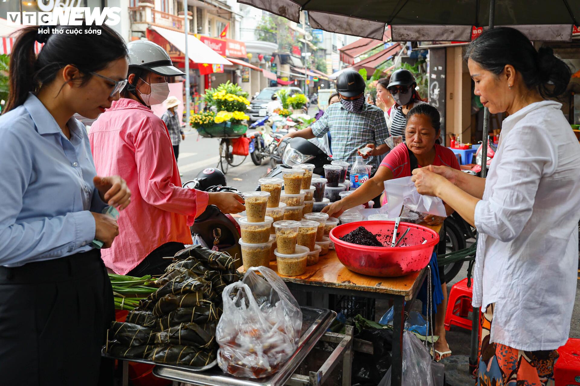 Bán cả trăm mâm cúng ngũ sắc trong ngày Tết Đoan ngọ- Ảnh 2. Bán cả trăm mâm cúng ngũ sắc trong ngày Tết Đoan ngọ- Ảnh 2.