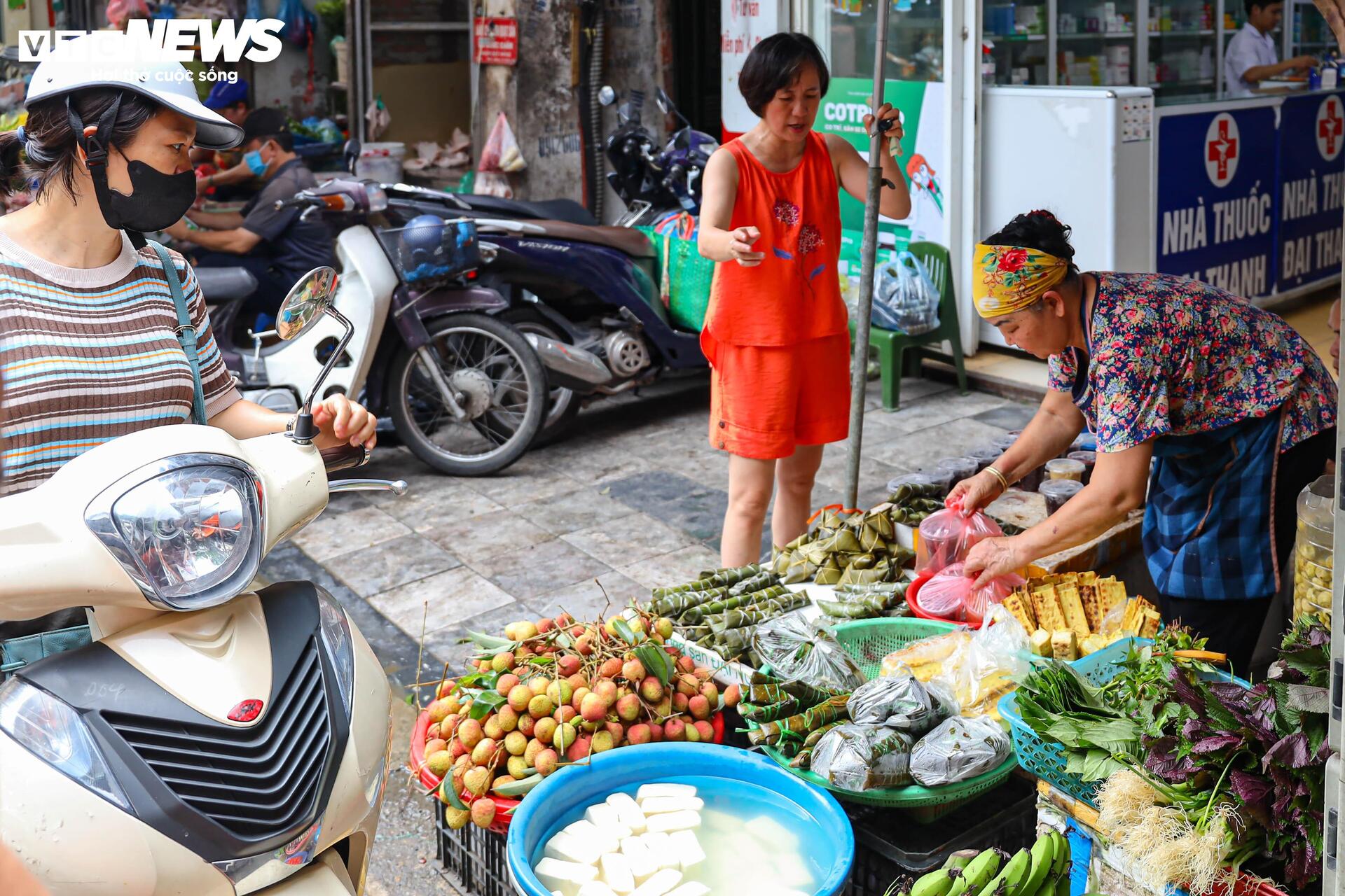 Bán cả trăm mâm cúng ngũ sắc trong ngày Tết Đoan ngọ- Ảnh 14. Bán cả trăm mâm cúng ngũ sắc trong ngày Tết Đoan ngọ- Ảnh 14.