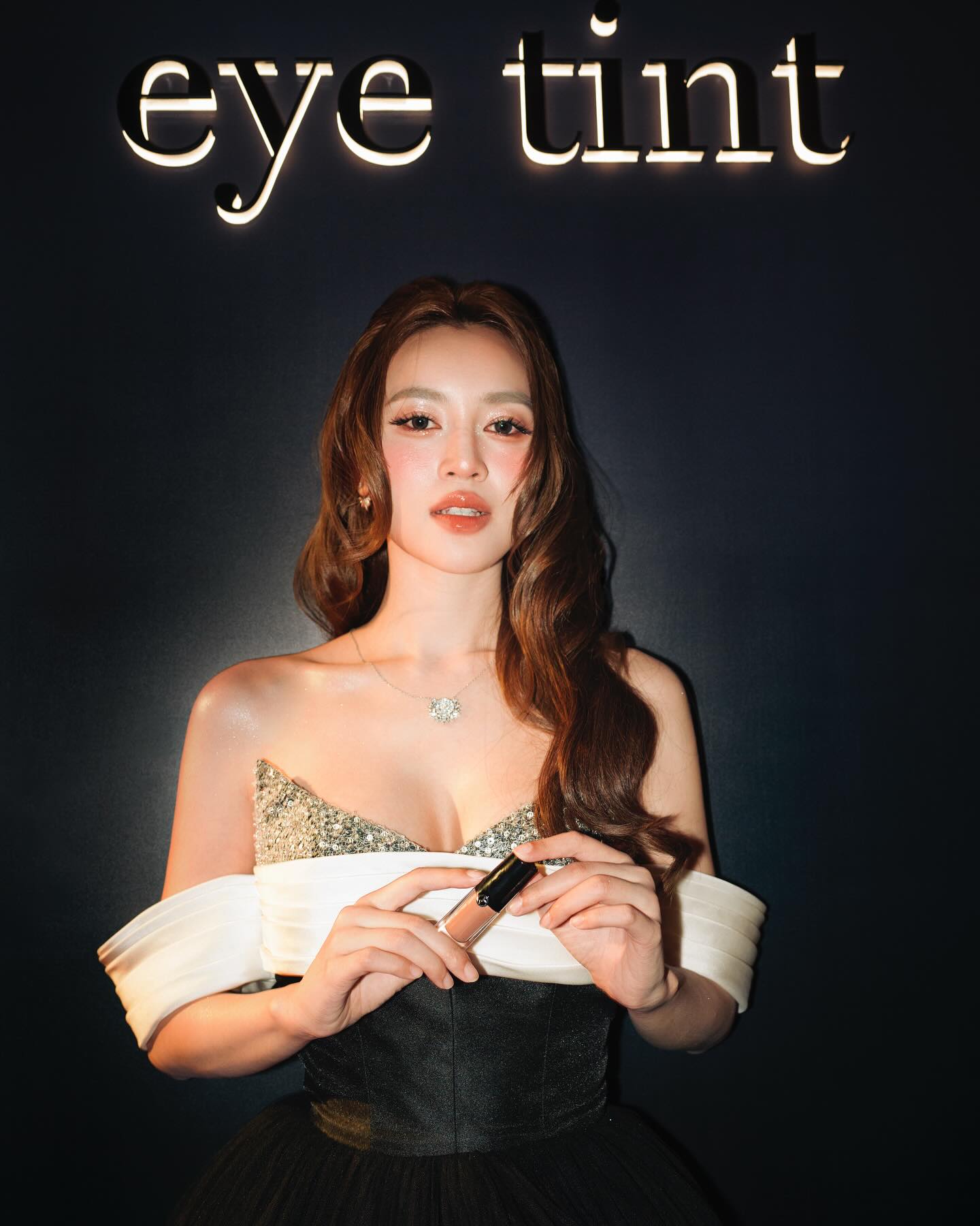 7 “bàn tay ngọc” của showbiz Việt: Số 1 đúng chuẩn tay phu nhân, muốn khổ cũng khó- Ảnh 8. 7 “bàn tay ngọc” của showbiz Việt: Số 1 đúng chuẩn tay phu nhân, muốn khổ cũng khó- Ảnh 8.