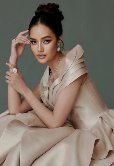 Hoa hậu Thái Lan vừa đăng quang Miss World: Bị Miss Universe tước danh hiệu, "check var" profile lẫn mặt mộc mới sốc- Ảnh 5. Hoa hậu Thái Lan vừa đăng quang Miss World: Bị Miss Universe tước danh hiệu, "check var" profile lẫn mặt mộc mới sốc- Ảnh 5.