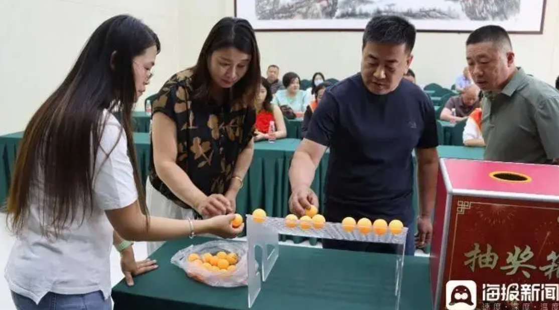 Ngôi làng chơi lớn: 11 năm liên tiếp tặng nhà 100m2, chia cổ tức cho trai làng đủ 22 tuổi để kích thích tinh thần "an cư lập nghiệp"- Ảnh 1. Ngôi làng chơi lớn: 11 năm liên tiếp tặng nhà 100m2, chia cổ tức cho trai làng đủ 22 tuổi để kích thích tinh thần "an cư lập nghiệp"- Ảnh 1.