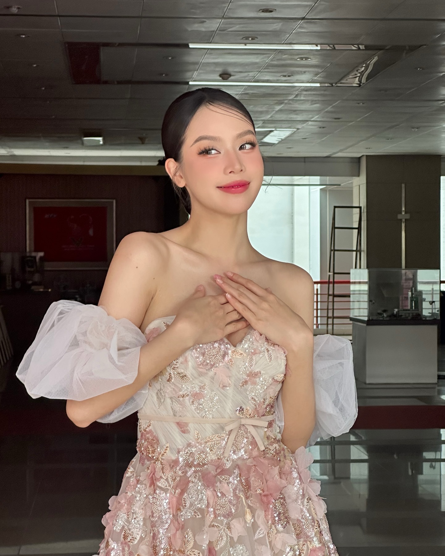 7 “bàn tay ngọc” của showbiz Việt: Số 1 đúng chuẩn tay phu nhân, muốn khổ cũng khó- Ảnh 13. 7 “bàn tay ngọc” của showbiz Việt: Số 1 đúng chuẩn tay phu nhân, muốn khổ cũng khó- Ảnh 13.
