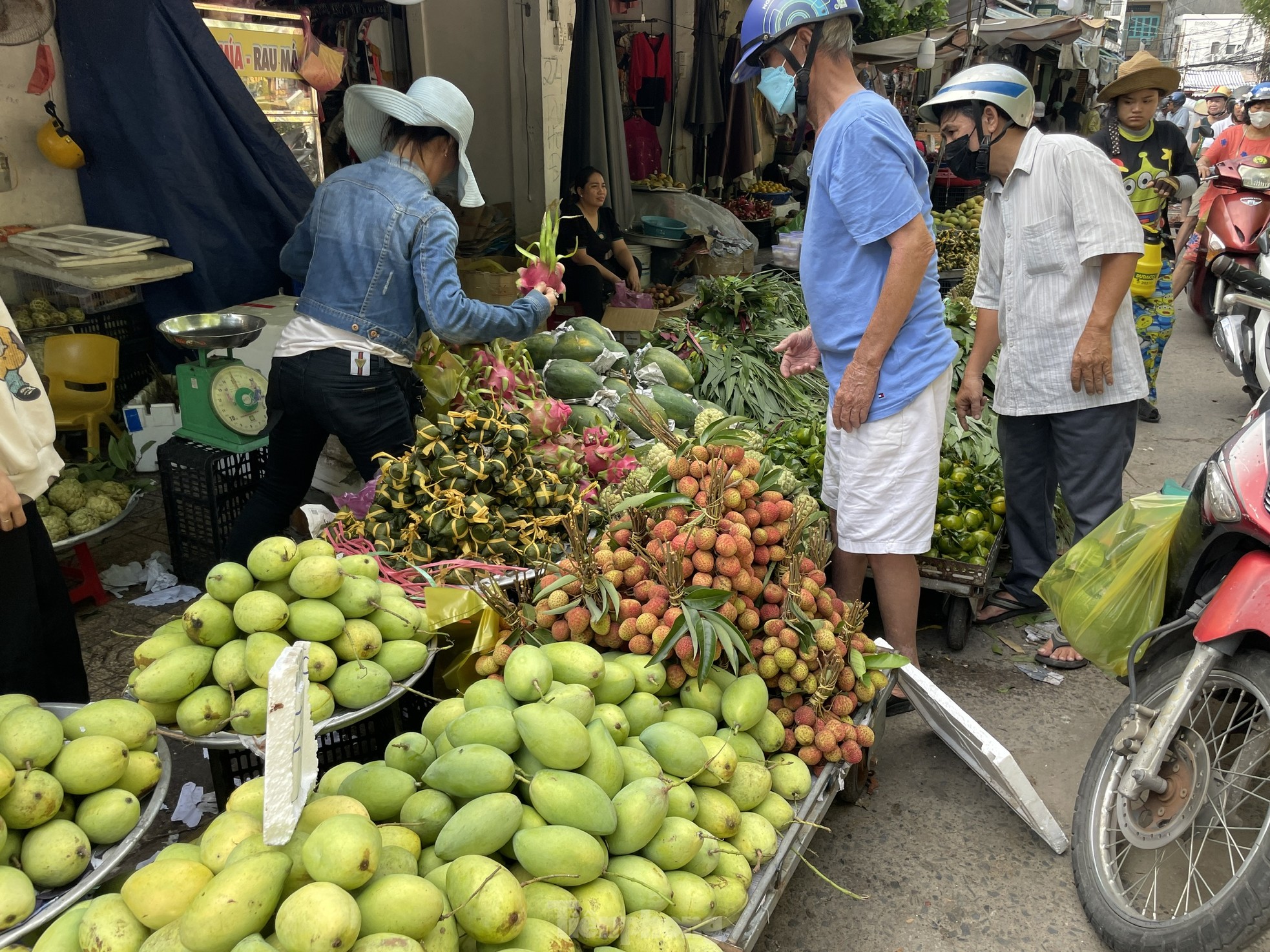 Người dân xếp hàng dài từ sáng sớm chờ mua heo, vịt quay cúng Tết Đoan Ngọ- Ảnh 5. Người dân xếp hàng dài từ sáng sớm chờ mua heo, vịt quay cúng Tết Đoan Ngọ- Ảnh 5.