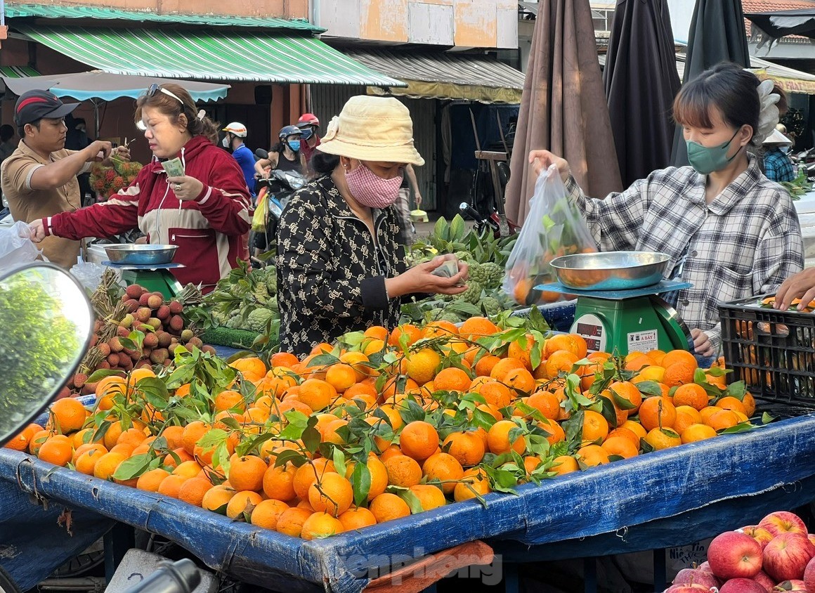 Người dân xếp hàng dài từ sáng sớm chờ mua heo, vịt quay cúng Tết Đoan Ngọ- Ảnh 6. Người dân xếp hàng dài từ sáng sớm chờ mua heo, vịt quay cúng Tết Đoan Ngọ- Ảnh 6.