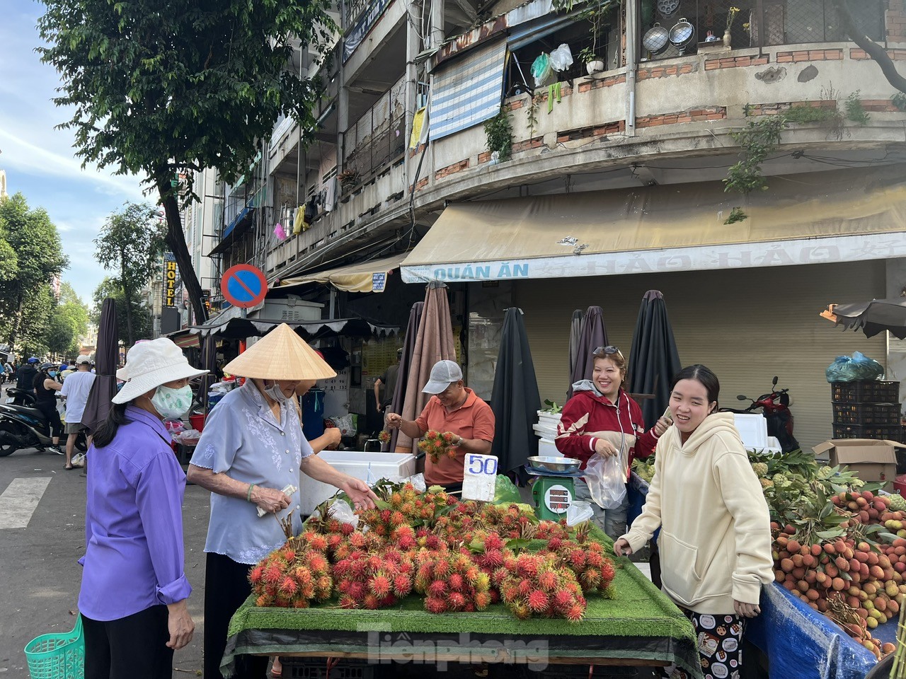 Người dân xếp hàng dài từ sáng sớm chờ mua heo, vịt quay cúng Tết Đoan Ngọ- Ảnh 7. Người dân xếp hàng dài từ sáng sớm chờ mua heo, vịt quay cúng Tết Đoan Ngọ- Ảnh 7.