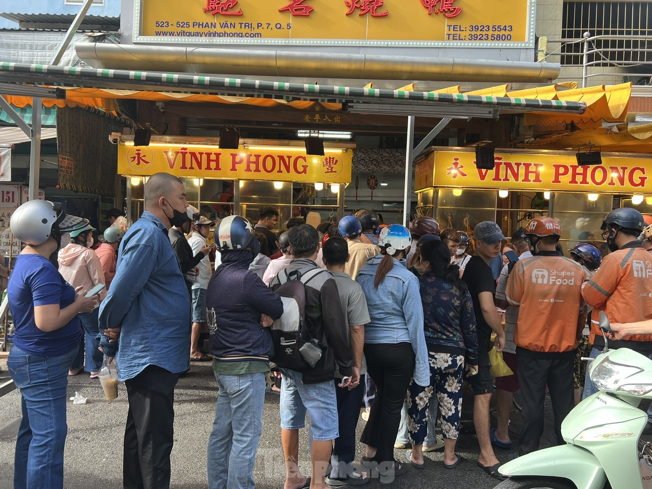 Người dân xếp hàng dài từ sáng sớm chờ mua heo, vịt quay cúng Tết Đoan Ngọ- Ảnh 9. Người dân xếp hàng dài từ sáng sớm chờ mua heo, vịt quay cúng Tết Đoan Ngọ- Ảnh 9.