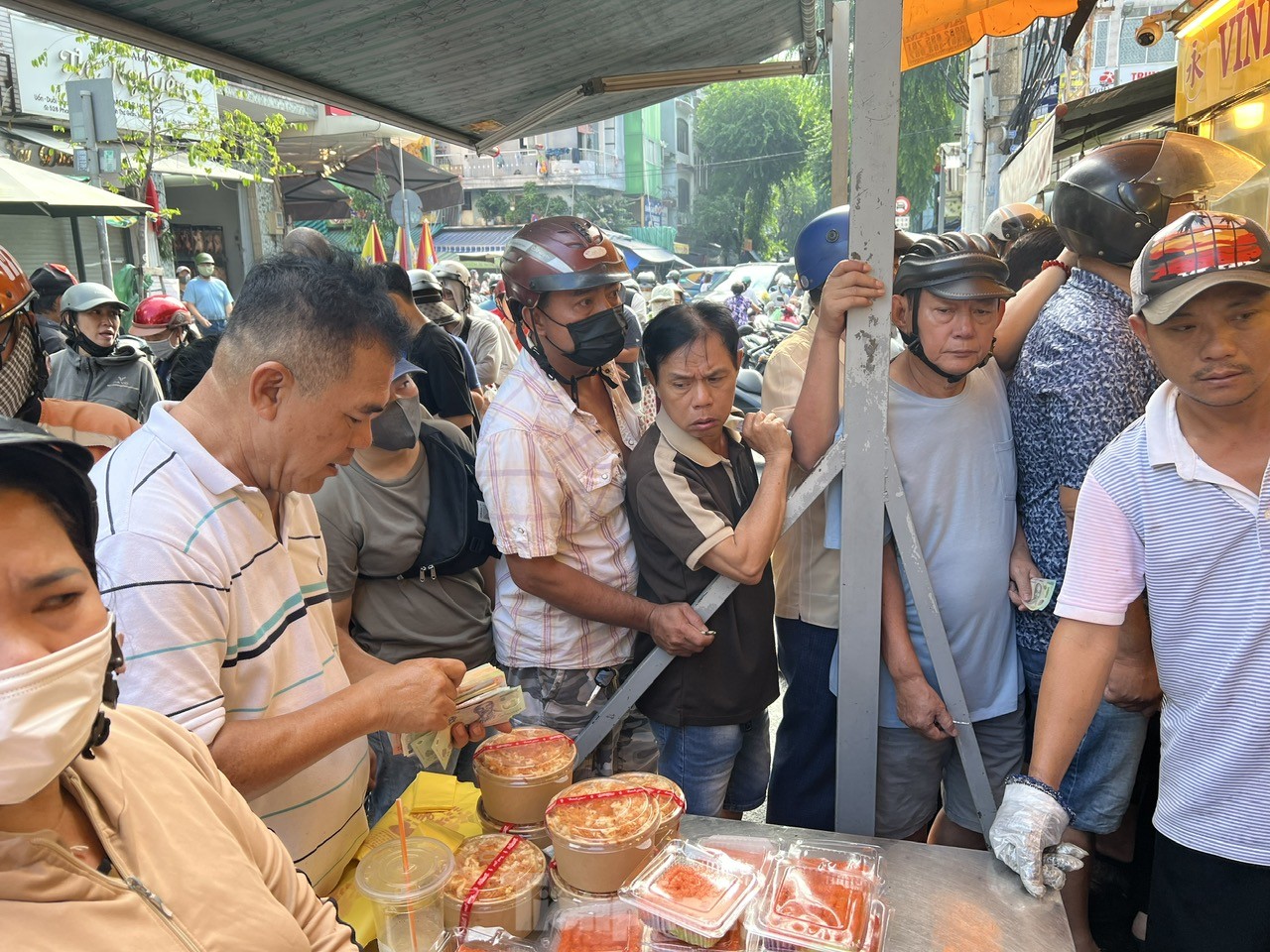 Người dân xếp hàng dài từ sáng sớm chờ mua heo, vịt quay cúng Tết Đoan Ngọ- Ảnh 10. Người dân xếp hàng dài từ sáng sớm chờ mua heo, vịt quay cúng Tết Đoan Ngọ- Ảnh 10.