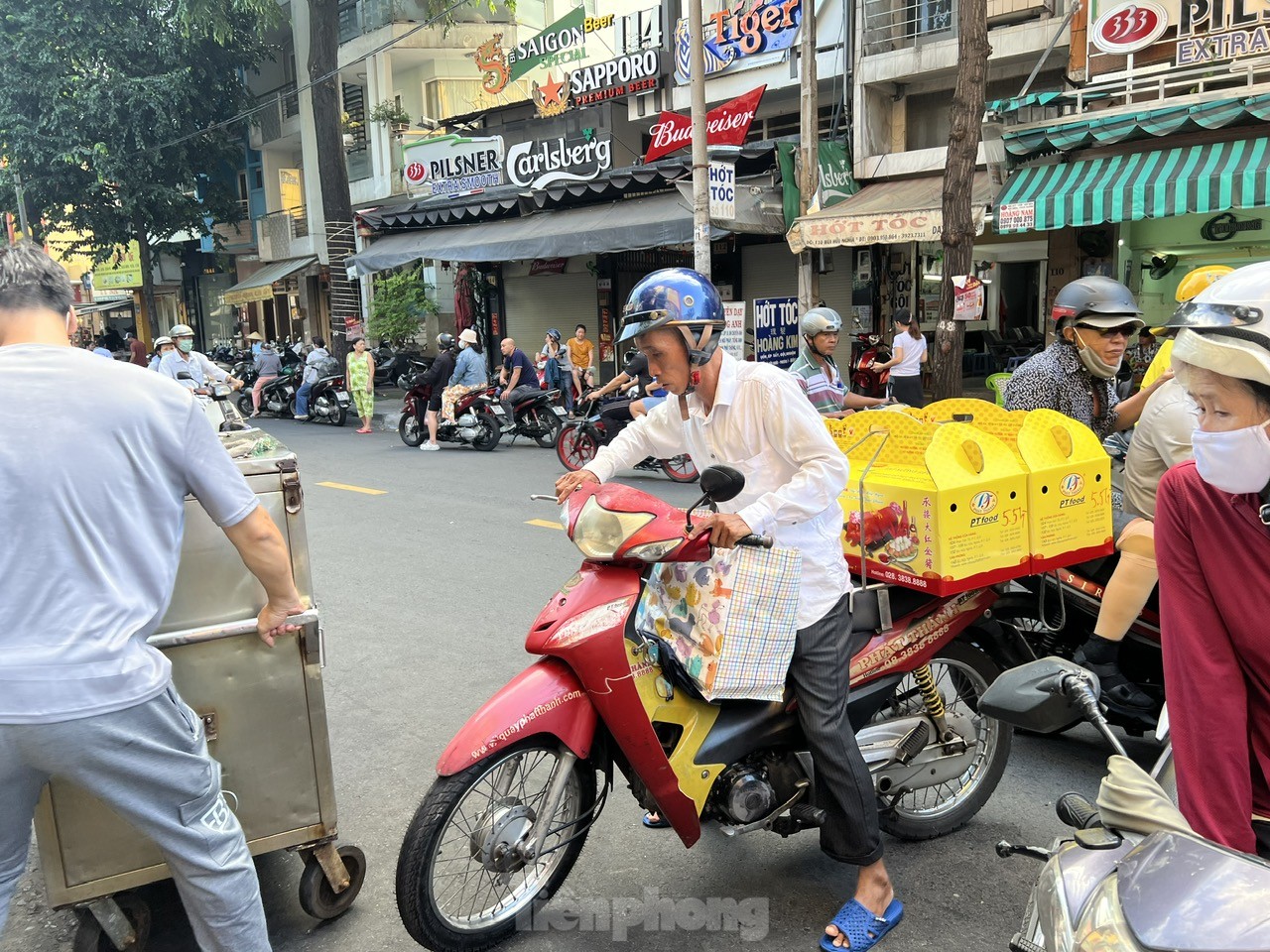 Người dân xếp hàng dài từ sáng sớm chờ mua heo, vịt quay cúng Tết Đoan Ngọ- Ảnh 13. Người dân xếp hàng dài từ sáng sớm chờ mua heo, vịt quay cúng Tết Đoan Ngọ- Ảnh 13.