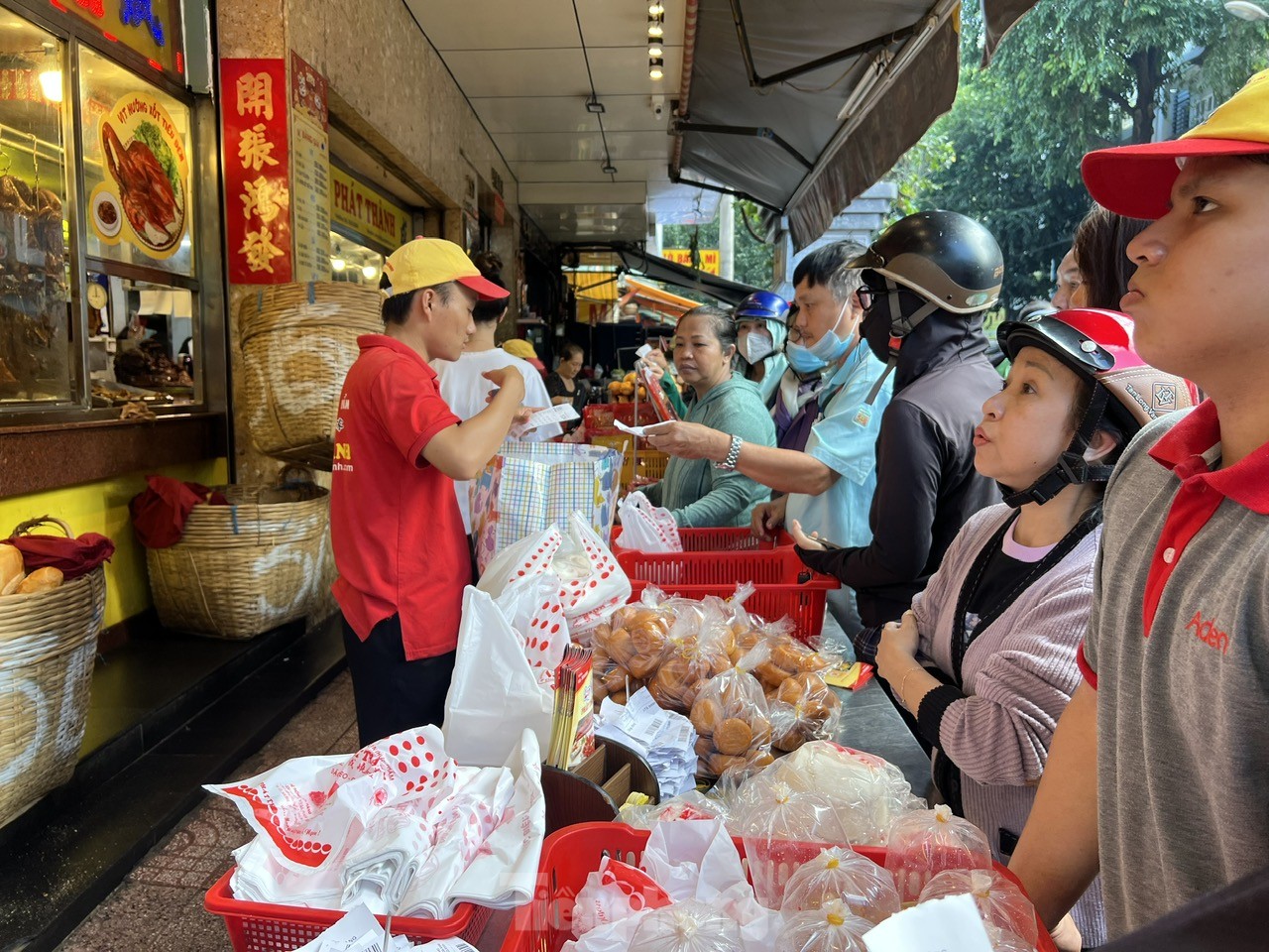 Người dân xếp hàng dài từ sáng sớm chờ mua heo, vịt quay cúng Tết Đoan Ngọ- Ảnh 12. Người dân xếp hàng dài từ sáng sớm chờ mua heo, vịt quay cúng Tết Đoan Ngọ- Ảnh 12.