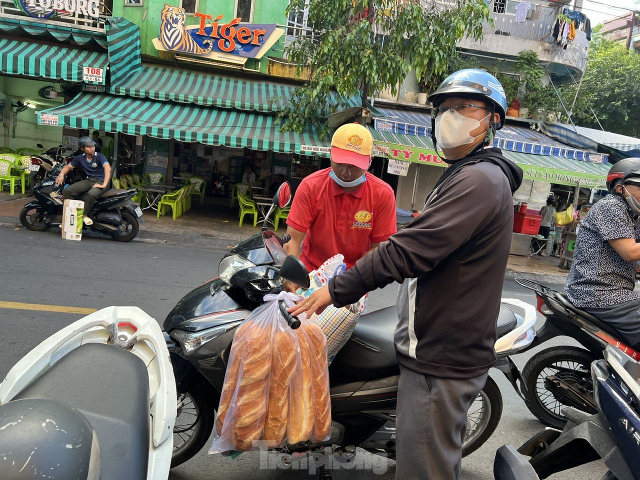 Người dân xếp hàng dài từ sáng sớm chờ mua heo, vịt quay cúng Tết Đoan Ngọ- Ảnh 14. Người dân xếp hàng dài từ sáng sớm chờ mua heo, vịt quay cúng Tết Đoan Ngọ- Ảnh 14.
