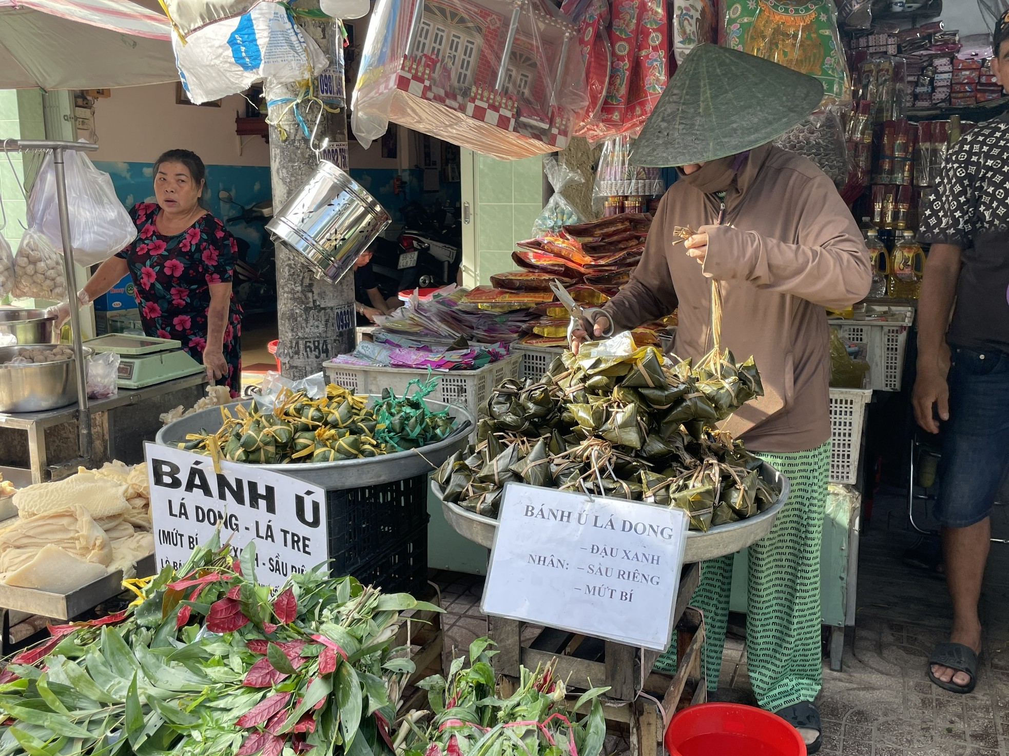 Người dân xếp hàng dài từ sáng sớm chờ mua heo, vịt quay cúng Tết Đoan Ngọ- Ảnh 2. Người dân xếp hàng dài từ sáng sớm chờ mua heo, vịt quay cúng Tết Đoan Ngọ- Ảnh 2.