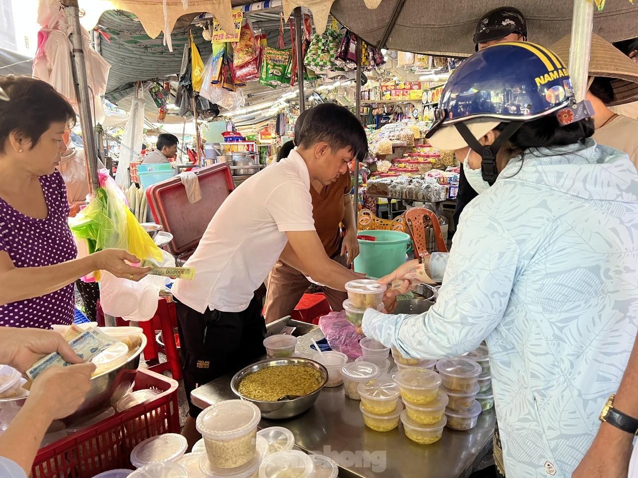 Người dân xếp hàng dài từ sáng sớm chờ mua heo, vịt quay cúng Tết Đoan Ngọ- Ảnh 15. Người dân xếp hàng dài từ sáng sớm chờ mua heo, vịt quay cúng Tết Đoan Ngọ- Ảnh 15.
