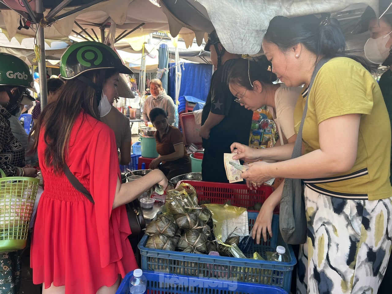Người dân xếp hàng dài từ sáng sớm chờ mua heo, vịt quay cúng Tết Đoan Ngọ- Ảnh 17. Người dân xếp hàng dài từ sáng sớm chờ mua heo, vịt quay cúng Tết Đoan Ngọ- Ảnh 17.