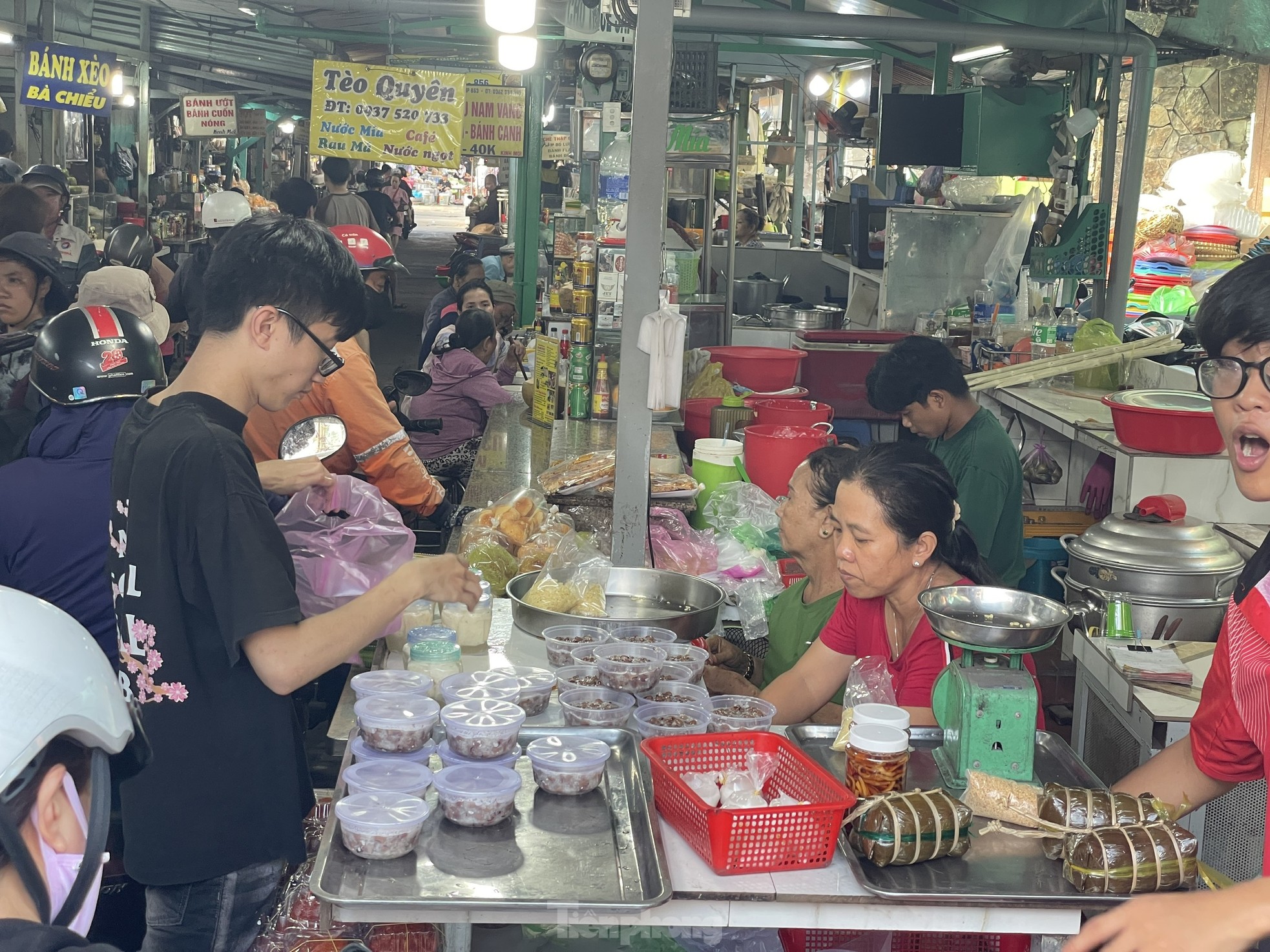 Người dân xếp hàng dài từ sáng sớm chờ mua heo, vịt quay cúng Tết Đoan Ngọ- Ảnh 16. Người dân xếp hàng dài từ sáng sớm chờ mua heo, vịt quay cúng Tết Đoan Ngọ- Ảnh 16.