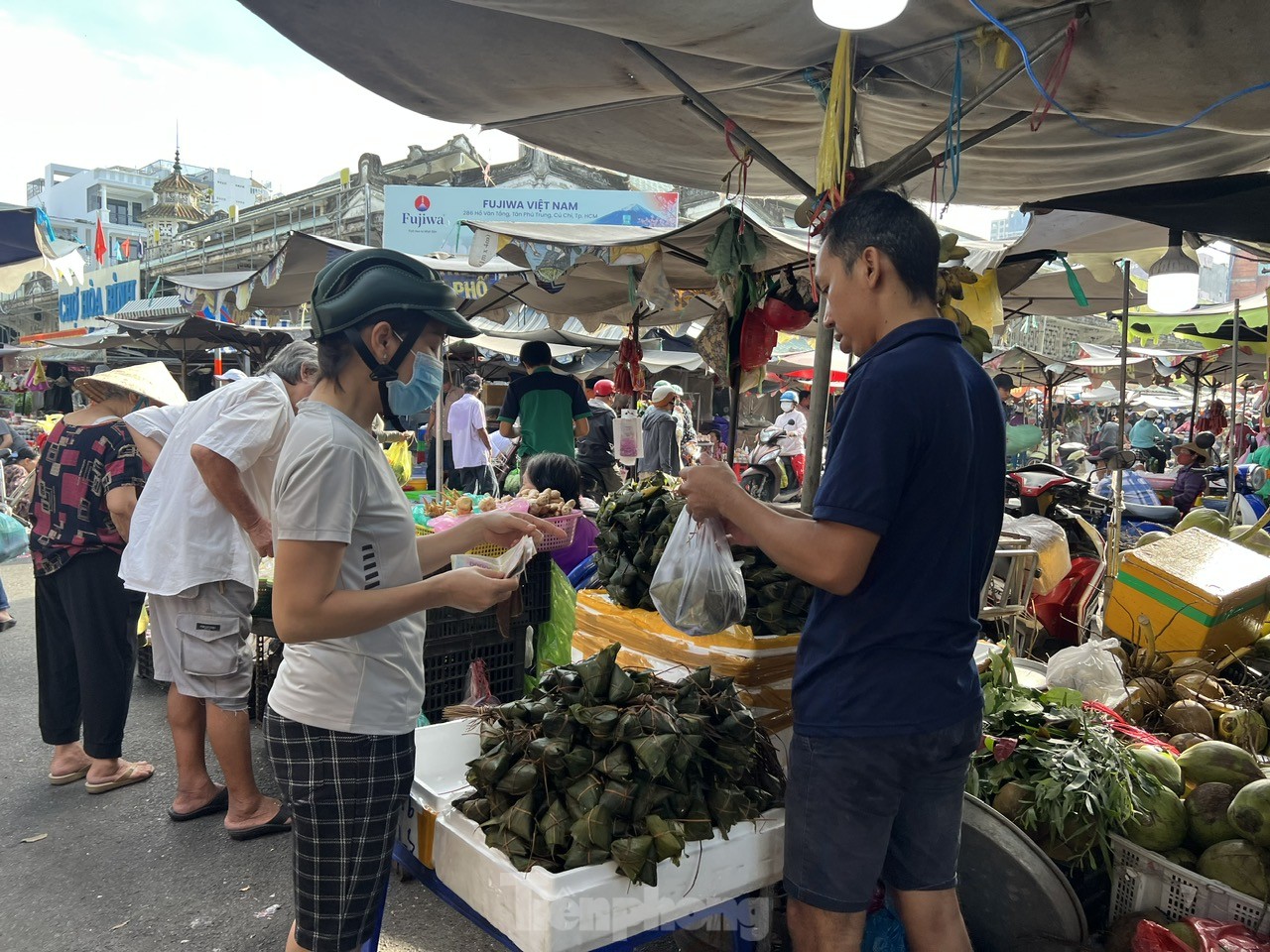 Người dân xếp hàng dài từ sáng sớm chờ mua heo, vịt quay cúng Tết Đoan Ngọ- Ảnh 3. Người dân xếp hàng dài từ sáng sớm chờ mua heo, vịt quay cúng Tết Đoan Ngọ- Ảnh 3.