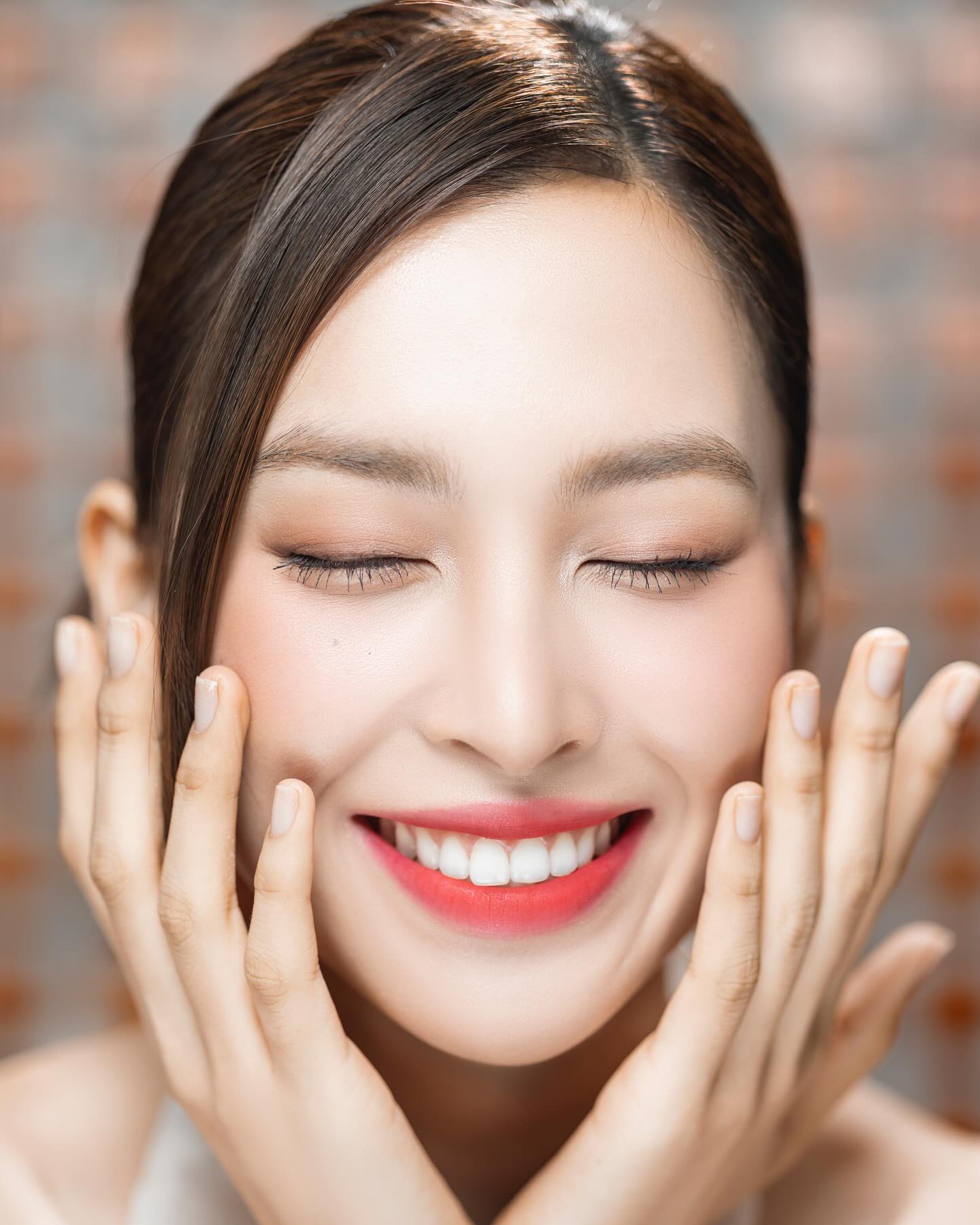7 “bàn tay ngọc” của showbiz Việt: Số 1 đúng chuẩn tay phu nhân, muốn khổ cũng khó- Ảnh 18. 7 “bàn tay ngọc” của showbiz Việt: Số 1 đúng chuẩn tay phu nhân, muốn khổ cũng khó- Ảnh 18.