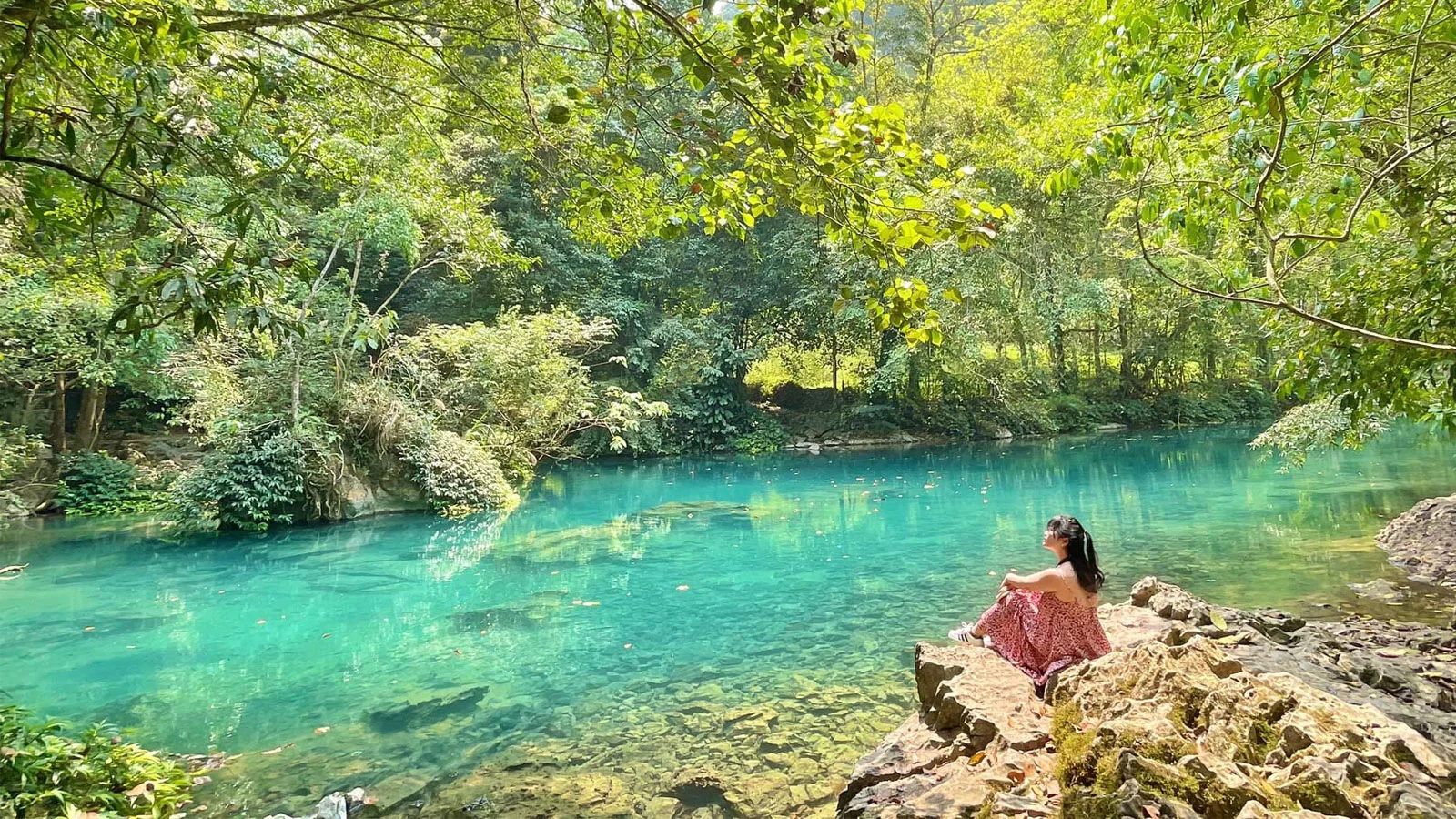 Con suối nước xanh như ngọc, nhìn thấy tận đáy khiến nhiều người trầm trồ: Thì ra màu nước là có lý do- Ảnh 2.