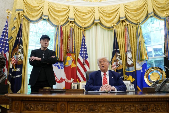 Tổng thống Mỹ Trump tặng tỷ phú Elon Musk chiếc chìa khóa vàng- Ảnh 1. Tổng thống Mỹ Trump tặng tỷ phú Elon Musk chiếc chìa khóa vàng- Ảnh 1.