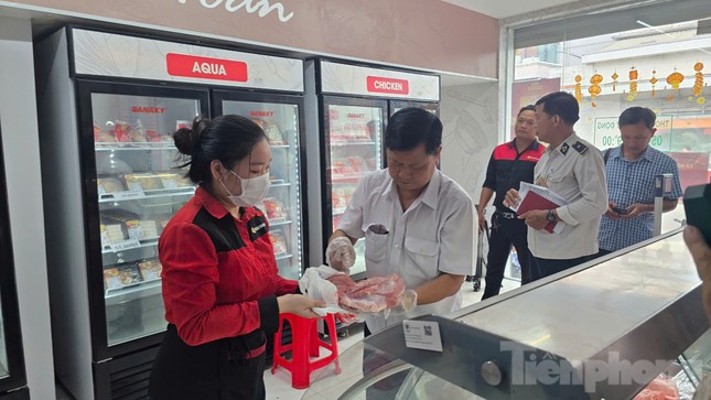 Vụ C.P bị tố bán thịt bẩn: Giấy chứng nhận an toàn thực phẩm hết hạn- Ảnh 2. Vụ C.P bị tố bán thịt bẩn: Giấy chứng nhận an toàn thực phẩm hết hạn- Ảnh 2.