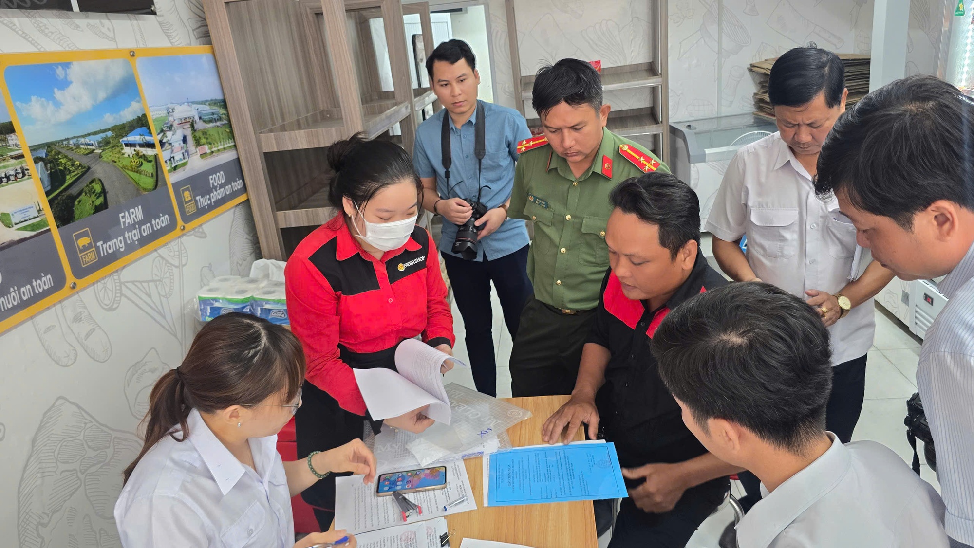 Vụ cửa hàng của C.P. Việt Nam bị "tố" bán thịt heo bệnh: Thông tin mới từ đoàn kiểm tra- Ảnh 1.