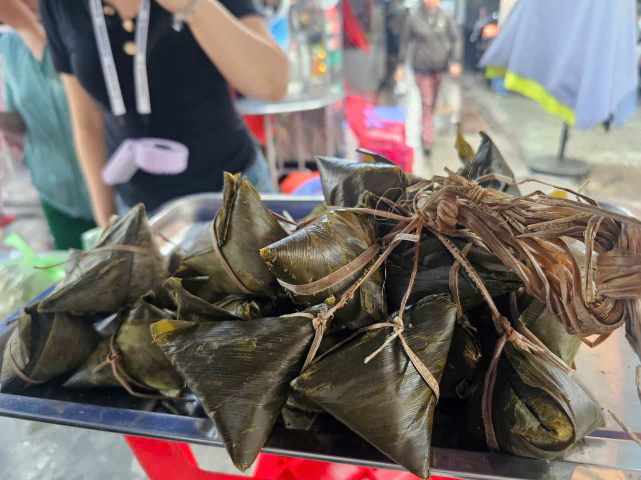 Bánh Bá Trạng 100.000 đồng/chiếc, bán được nhiều hơn chè, xôi trong Tết Đoan ngọ- Ảnh 5. Bánh Bá Trạng 100.000 đồng/chiếc, bán được nhiều hơn chè, xôi trong Tết Đoan ngọ- Ảnh 5.