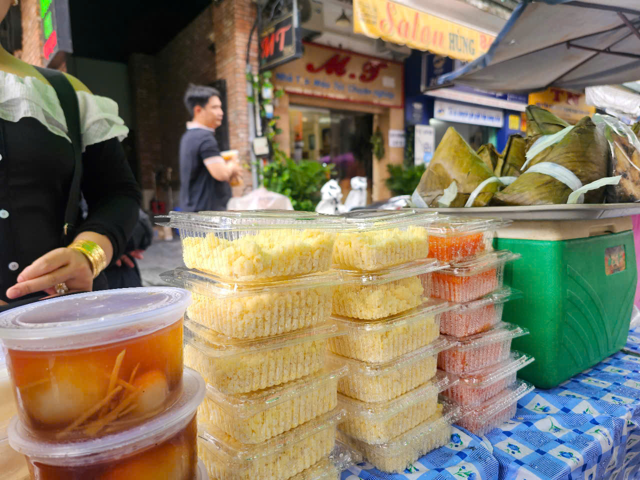 Bánh Bá Trạng 100.000 đồng/chiếc, bán được nhiều hơn chè, xôi trong Tết Đoan ngọ- Ảnh 3. Bánh Bá Trạng 100.000 đồng/chiếc, bán được nhiều hơn chè, xôi trong Tết Đoan ngọ- Ảnh 3.