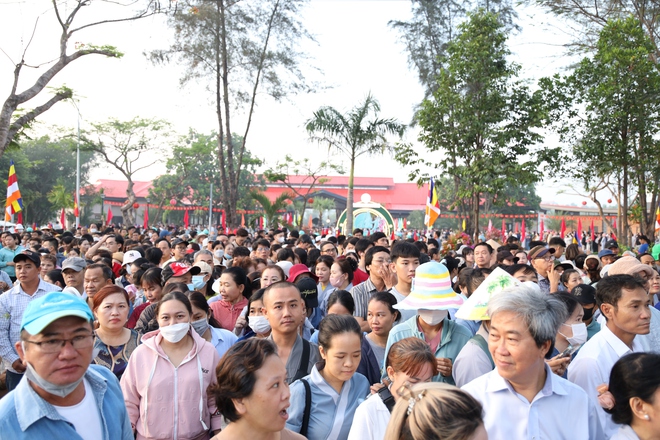 TP HCM: Hàng ngàn người đang hướng về chùa Thanh Tâm- Ảnh 10. TP HCM: Hàng ngàn người đang hướng về chùa Thanh Tâm- Ảnh 10.