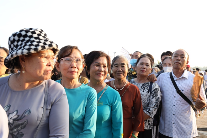 TP HCM: Hàng ngàn người đang hướng về chùa Thanh Tâm- Ảnh 14. TP HCM: Hàng ngàn người đang hướng về chùa Thanh Tâm- Ảnh 14.