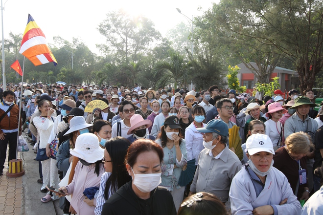 TP HCM: Hàng ngàn người đang hướng về chùa Thanh Tâm- Ảnh 9. TP HCM: Hàng ngàn người đang hướng về chùa Thanh Tâm- Ảnh 9.