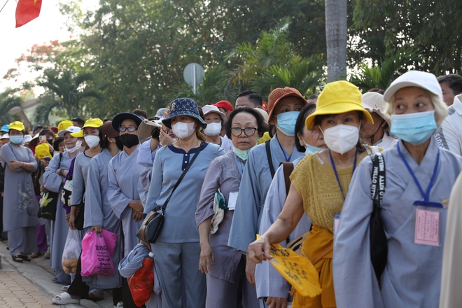 TP HCM: Hàng ngàn người đang hướng về chùa Thanh Tâm- Ảnh 12. TP HCM: Hàng ngàn người đang hướng về chùa Thanh Tâm- Ảnh 12.