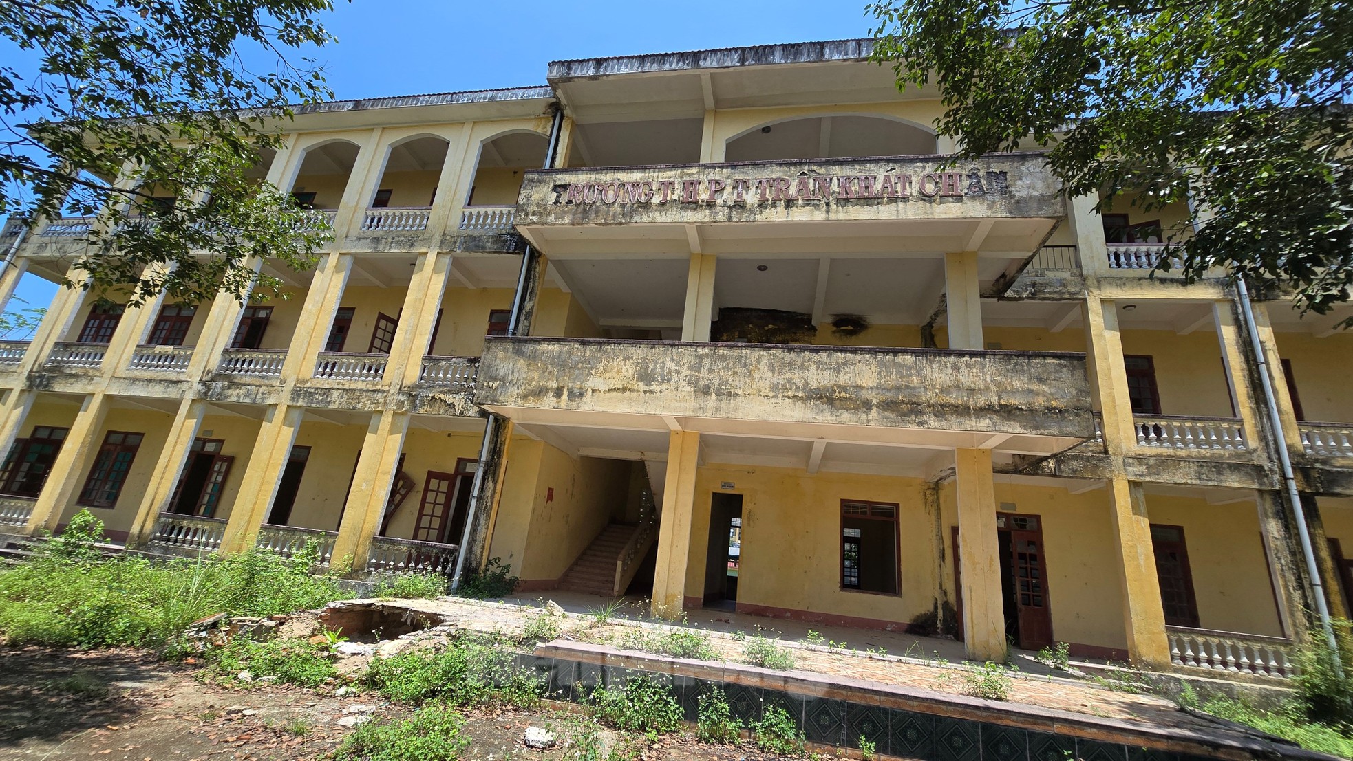 Thanh Hóa: Sau giải thể, trường học trên đất vàng bỏ hoang, đổ nát- Ảnh 3. Thanh Hóa: Sau giải thể, trường học trên đất vàng bỏ hoang, đổ nát- Ảnh 3.