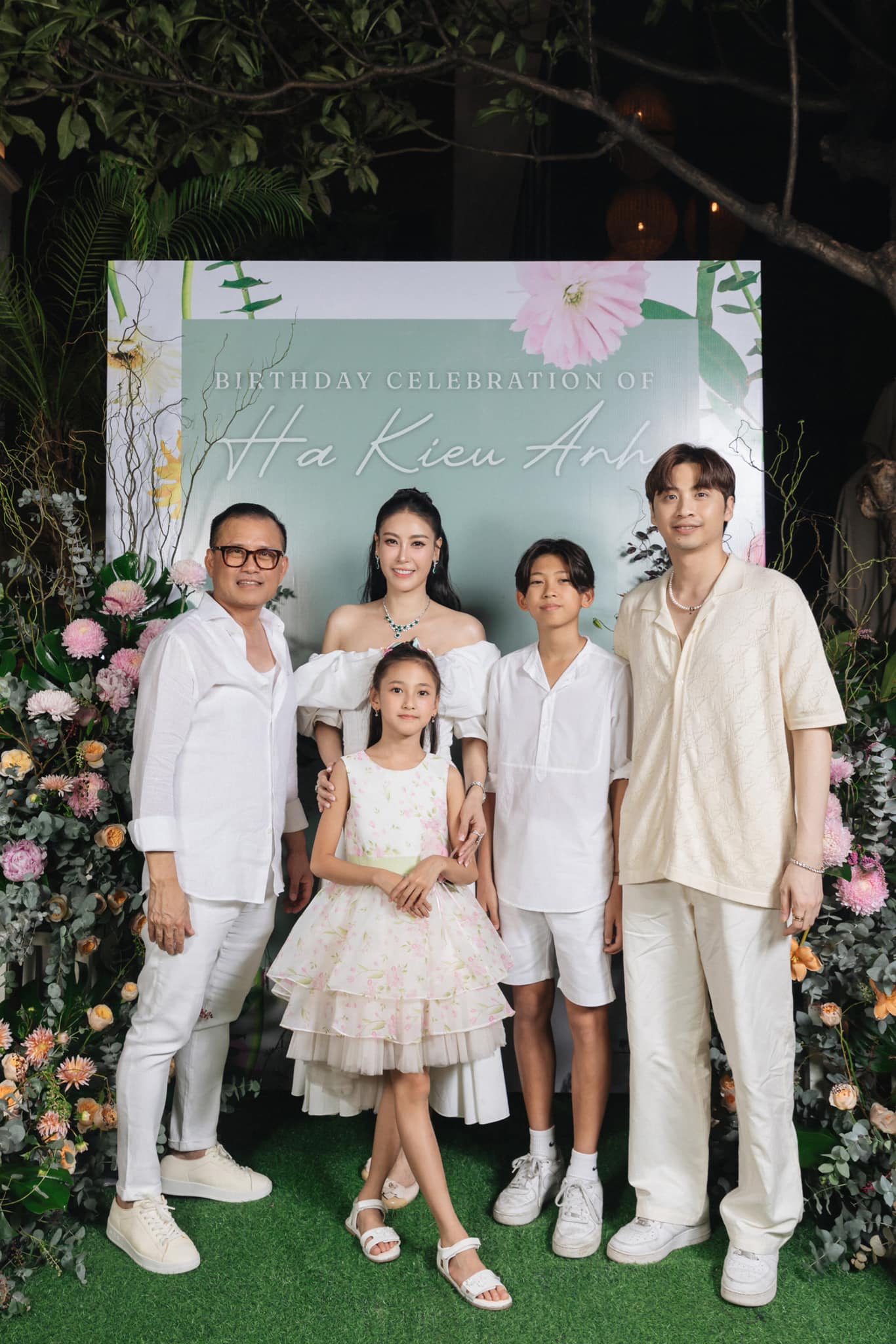 Chồng của "Hoa hậu Việt Nam trẻ nhất lịch sử": Chủ tịch hệ sinh thái nghìn tỷ, khi ra đường lại là hình ảnh này- Ảnh 4. Chồng của "Hoa hậu Việt Nam trẻ nhất lịch sử": Chủ tịch hệ sinh thái nghìn tỷ, khi ra đường lại là hình ảnh này- Ảnh 4.