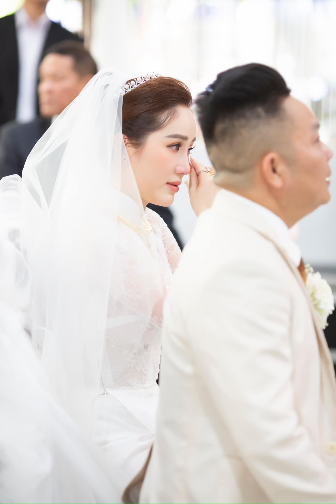 Mỹ nhân Việt lấy chồng giàu nứt vách nhưng kín bưng thông tin, ngày cưới chỉ vỏn vẹn 5 sao Việt tham dự- Ảnh 2. Mỹ nhân Việt lấy chồng giàu nứt vách nhưng kín bưng thông tin, ngày cưới chỉ vỏn vẹn 5 sao Việt tham dự- Ảnh 2.