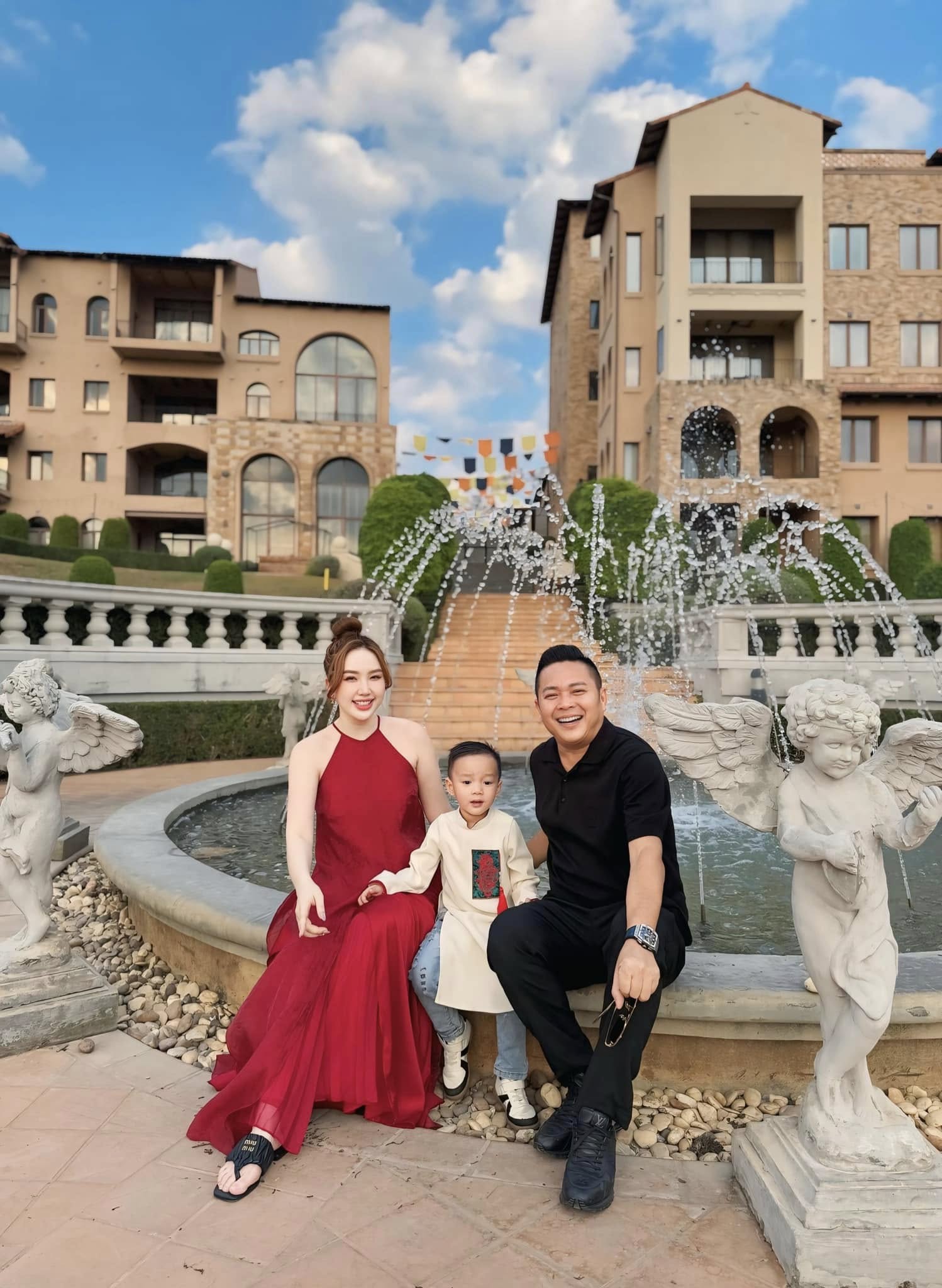 Mỹ nhân Việt lấy chồng giàu nứt vách nhưng kín bưng thông tin, ngày cưới chỉ vỏn vẹn 5 sao Việt tham dự- Ảnh 8. Mỹ nhân Việt lấy chồng giàu nứt vách nhưng kín bưng thông tin, ngày cưới chỉ vỏn vẹn 5 sao Việt tham dự- Ảnh 8.