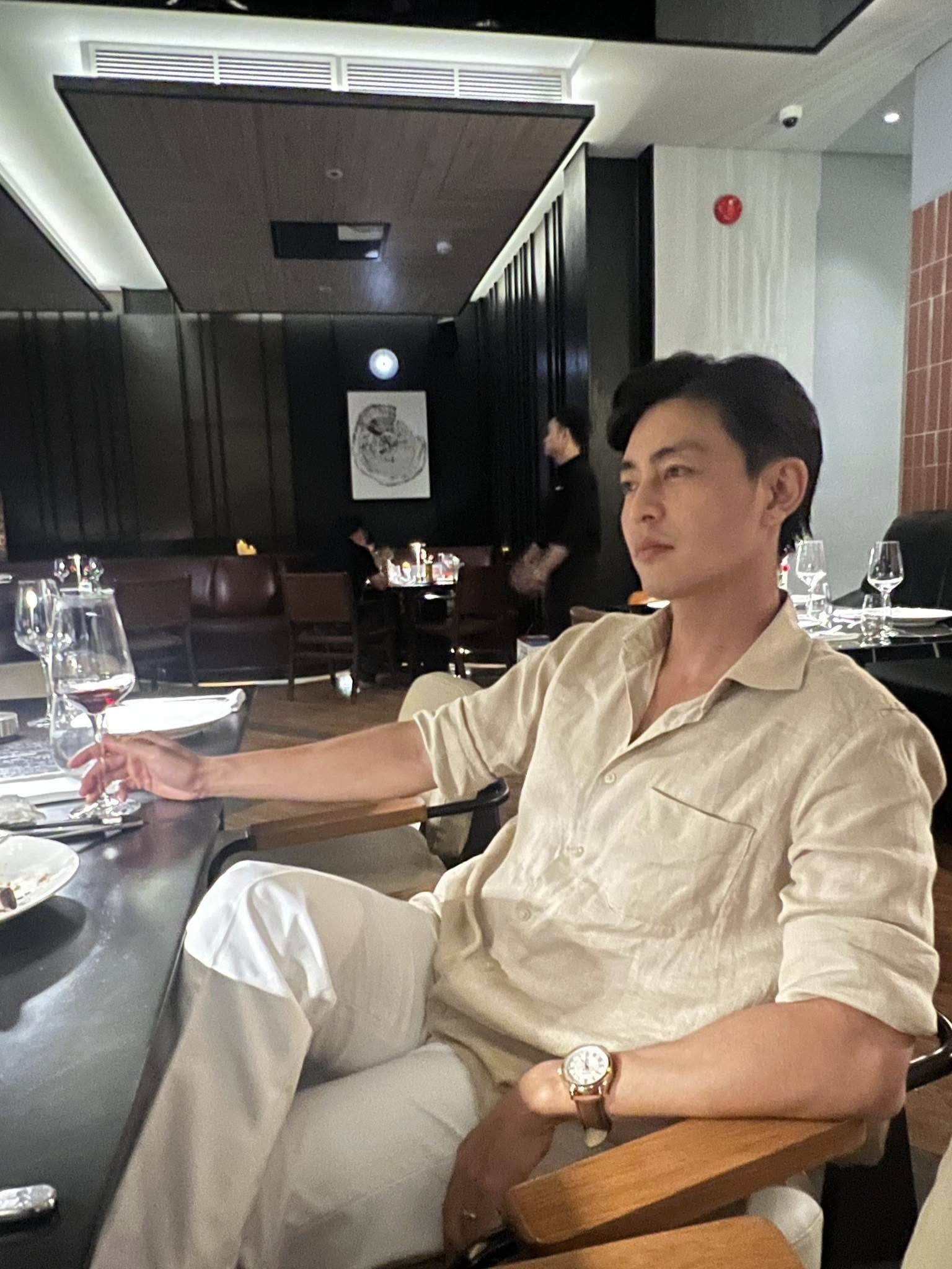 Nam nghệ sĩ 39 tuổi điển trai, "gây sốt": Cưới vợ đẹp nhưng không công khai rộng rãi, đời tư bí ẩn- Ảnh 3. Nam nghệ sĩ 39 tuổi điển trai, "gây sốt": Cưới vợ đẹp nhưng không công khai rộng rãi, đời tư bí ẩn- Ảnh 3.