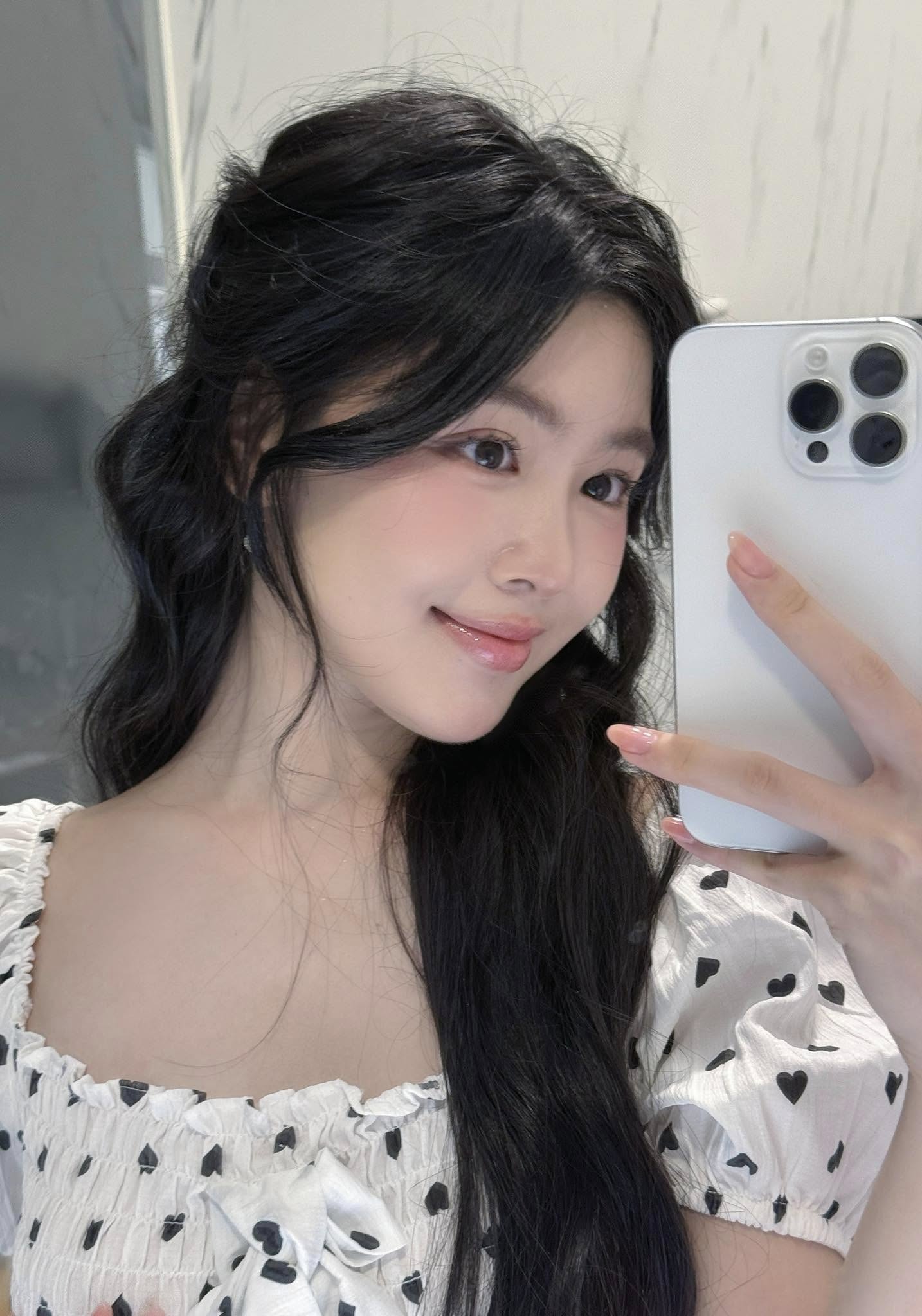 Lọ Lem nhà MC Quyền Linh gây sốt vì mặt mộc không tì vết, hé lộ 1 bí quyết vào buổi sáng giúp da căng bóng, thần thái rạng ngời- Ảnh 4. Lọ Lem nhà MC Quyền Linh gây sốt vì mặt mộc không tì vết, hé lộ 1 bí quyết vào buổi sáng giúp da căng bóng, thần thái rạng ngời- Ảnh 4.