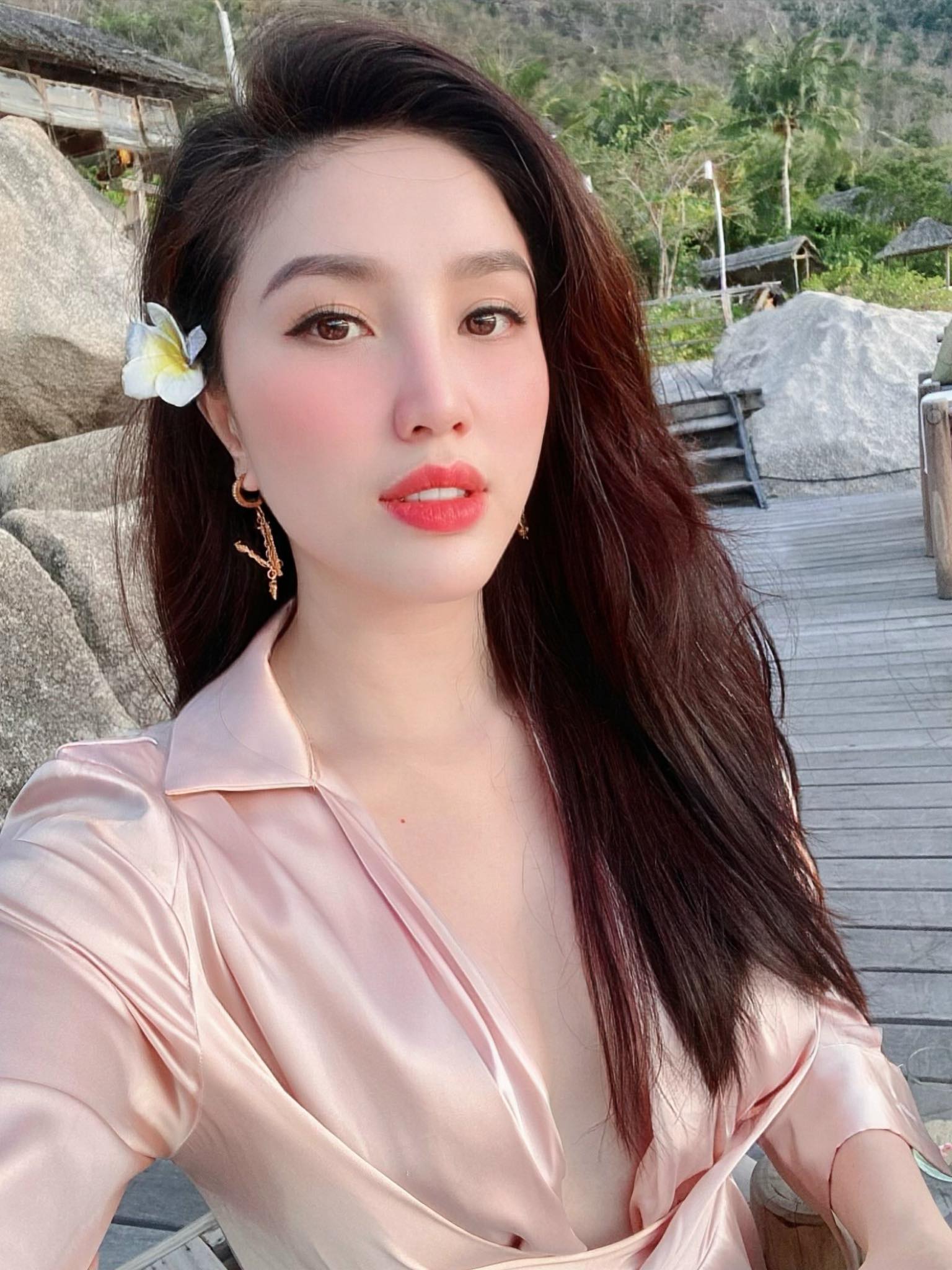 Mỹ nhân Việt lấy chồng giàu nứt vách nhưng kín bưng thông tin, ngày cưới chỉ vỏn vẹn 5 sao Việt tham dự- Ảnh 7. Mỹ nhân Việt lấy chồng giàu nứt vách nhưng kín bưng thông tin, ngày cưới chỉ vỏn vẹn 5 sao Việt tham dự- Ảnh 7.