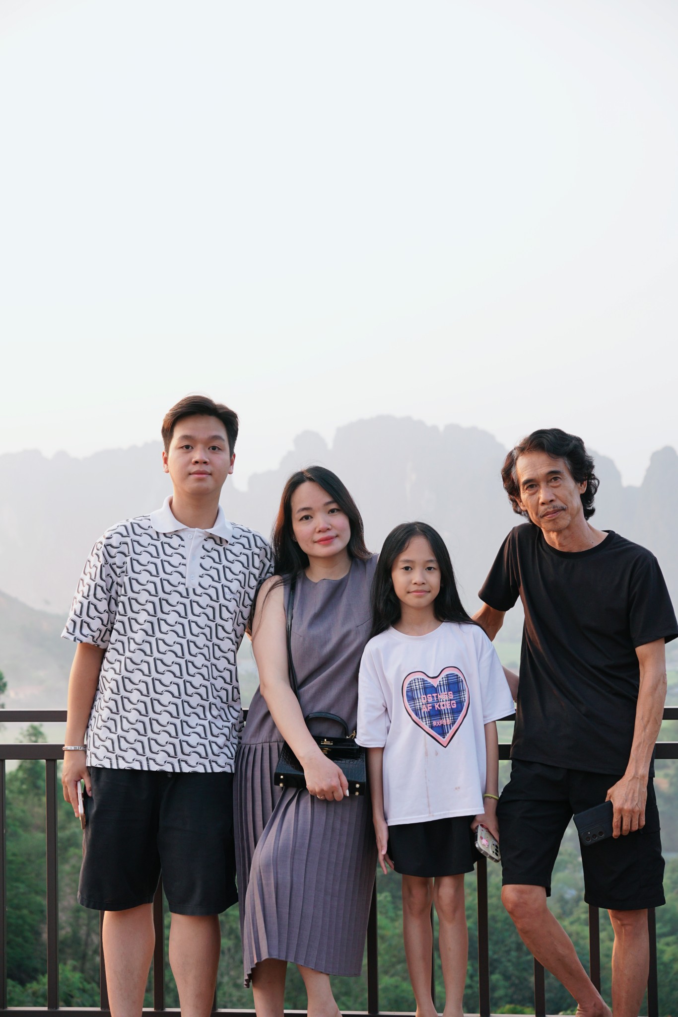 Nam NSƯT "khổ nhất màn ảnh Việt": Cưới vợ kém 25 tuổi, U70 sống ra sao trong căn nhà ở phố Thụy Khuê?- Ảnh 4. Nam NSƯT "khổ nhất màn ảnh Việt": Cưới vợ kém 25 tuổi, U70 sống ra sao trong căn nhà ở phố Thụy Khuê?- Ảnh 4.