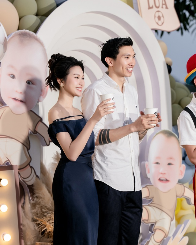 Bố vợ doanh nhân của Văn Hậu hiếm hoi lộ diện, 