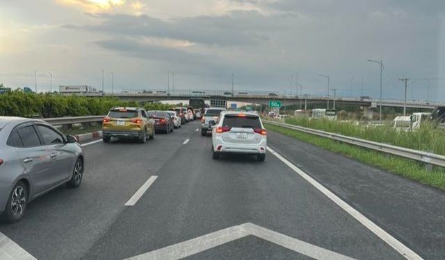 Lượng xe đổ về cửa ngõ Hà Nội và TPHCM tăng cao, có nơi 4 lần xả trạm thu phí- Ảnh 2. Lượng xe đổ về cửa ngõ Hà Nội và TPHCM tăng cao, có nơi 4 lần xả trạm thu phí- Ảnh 2.