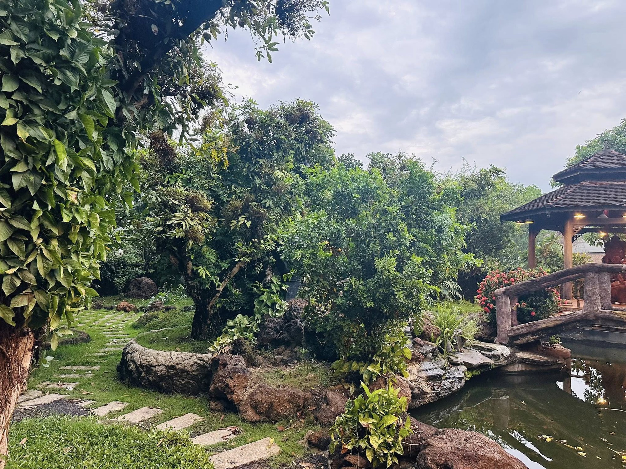 Nam nghệ sĩ phải rời biệt phủ 100 tỷ, rộng 1.600m2 ở Đồng Nai, được nhiều đại gia hỏi mua- Ảnh 3. Nam nghệ sĩ phải rời biệt phủ 100 tỷ, rộng 1.600m2 ở Đồng Nai, được nhiều đại gia hỏi mua- Ảnh 3.