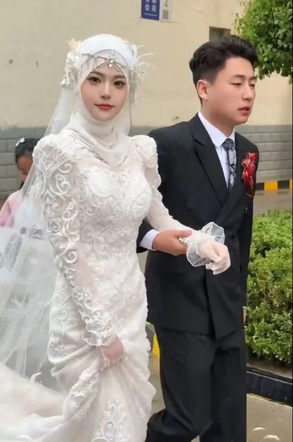 Đám cưới dậy sóng xứ tỷ dân: Cô dâu đẹp đến mức bị nghi là AI, chú rể phải khóa MXH vì một lý do- Ảnh 2. Đám cưới dậy sóng xứ tỷ dân: Cô dâu đẹp đến mức bị nghi là AI, chú rể phải khóa MXH vì một lý do- Ảnh 2.