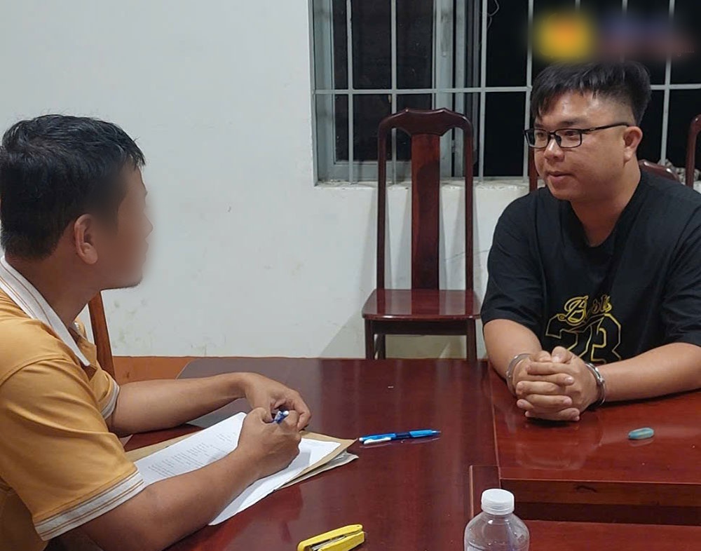 Bắt đối tượng truy nã Lê Nguyễn Ngọc Lâm trong khách sạn- Ảnh 1. Bắt đối tượng truy nã Lê Nguyễn Ngọc Lâm trong khách sạn- Ảnh 1.