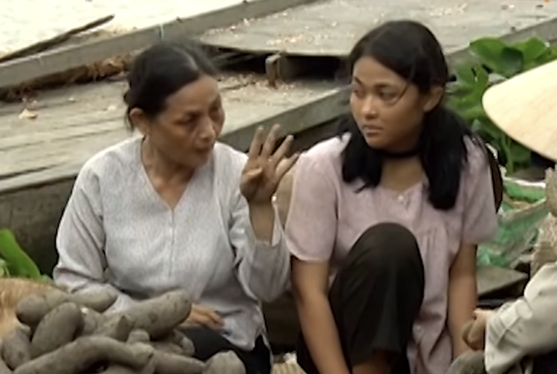 Cảnh phim "giả bán khoai lấy tin mật" viral nhất hiện tại: Xem xong mới hiểu vì sao hút 10 triệu view- Ảnh 1. Cảnh phim "giả bán khoai lấy tin mật" viral nhất hiện tại: Xem xong mới hiểu vì sao hút 10 triệu view- Ảnh 1.