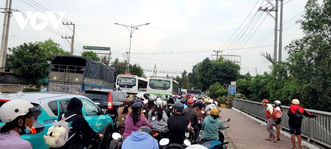 Lượng xe đổ về cửa ngõ Hà Nội và TPHCM tăng cao, có nơi 4 lần xả trạm thu phí- Ảnh 3. Lượng xe đổ về cửa ngõ Hà Nội và TPHCM tăng cao, có nơi 4 lần xả trạm thu phí- Ảnh 3.