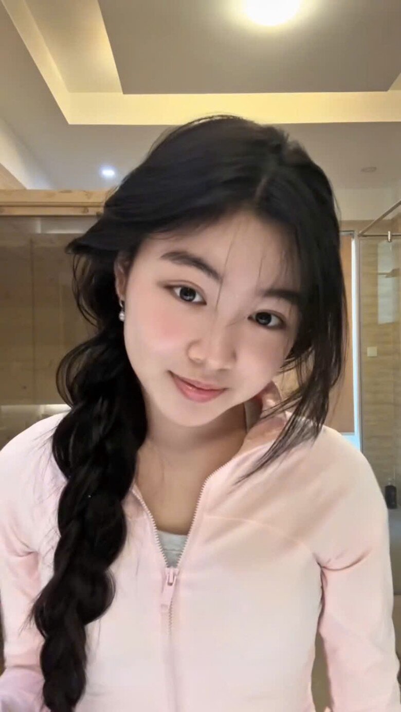 Lọ Lem nhà MC Quyền Linh gây sốt vì mặt mộc không tì vết, hé lộ 1 bí quyết vào buổi sáng giúp da căng bóng, thần thái rạng ngời- Ảnh 1. Lọ Lem nhà MC Quyền Linh gây sốt vì mặt mộc không tì vết, hé lộ 1 bí quyết vào buổi sáng giúp da căng bóng, thần thái rạng ngời- Ảnh 1.