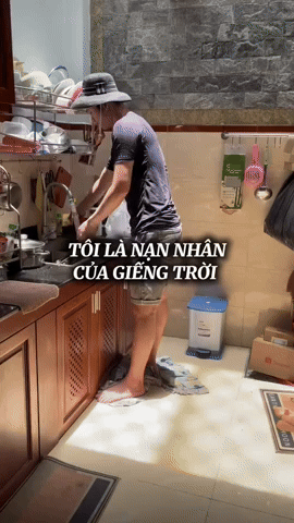 Không thể cười nổi trong ngôi nhà của chính mình vì... cái giếng trời: Nắng cũng khóc, mưa cũng khóc!- Ảnh 1. Không thể cười nổi trong ngôi nhà của chính mình vì... cái giếng trời: Nắng cũng khóc, mưa cũng khóc!- Ảnh 1.
