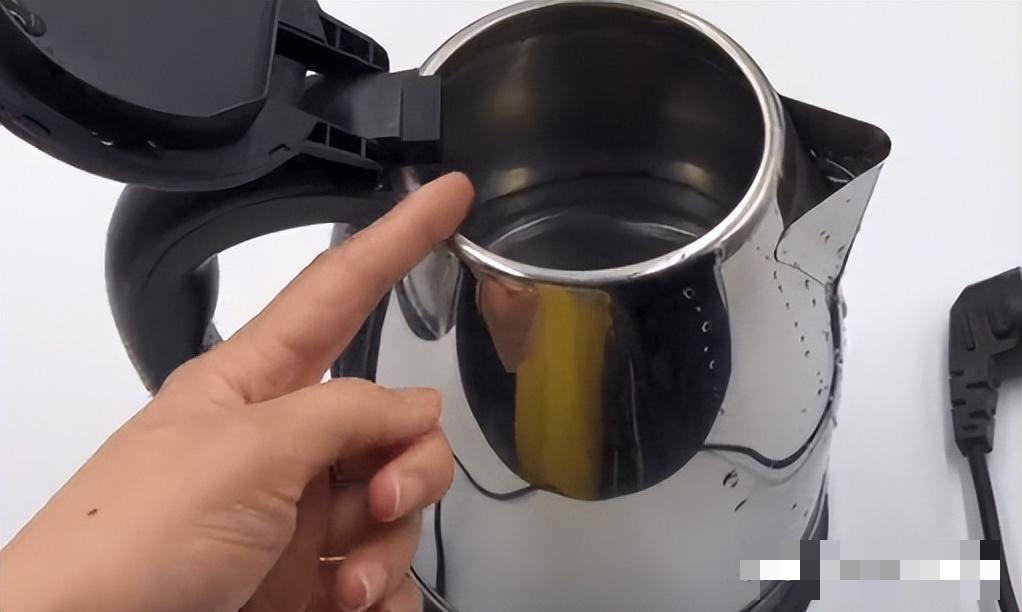 Cảnh báo 4 sai lầm tai hại khi dùng ấm siêu tốc: Số 1 nhiều người mắc, bác sĩ nói “bỏ ngay”- Ảnh 1. Cảnh báo 4 sai lầm tai hại khi dùng ấm siêu tốc: Số 1 nhiều người mắc, bác sĩ nói “bỏ ngay”- Ảnh 1.