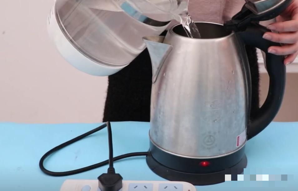 Cảnh báo 4 sai lầm tai hại khi dùng ấm siêu tốc: Số 1 nhiều người mắc, bác sĩ nói “bỏ ngay”- Ảnh 2. Cảnh báo 4 sai lầm tai hại khi dùng ấm siêu tốc: Số 1 nhiều người mắc, bác sĩ nói “bỏ ngay”- Ảnh 2.